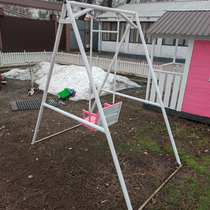 Детский  домик и качелья
