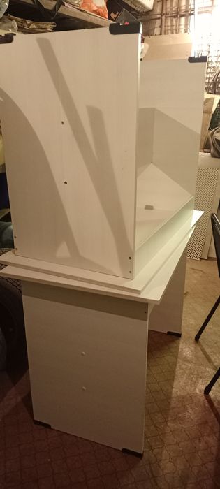 Продам парты 4 шт и 5 стульев