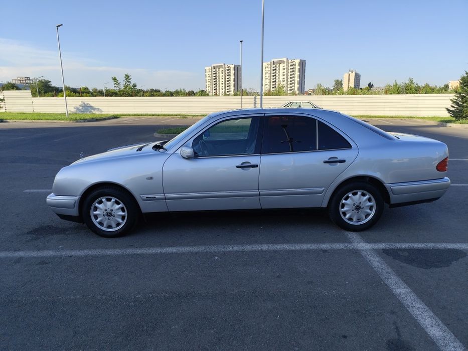 Vând Mercedes w 210 E 200