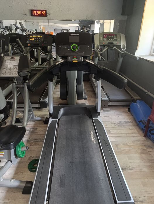 Бягащи пътеки, крос-тренажори, фитнес стълби