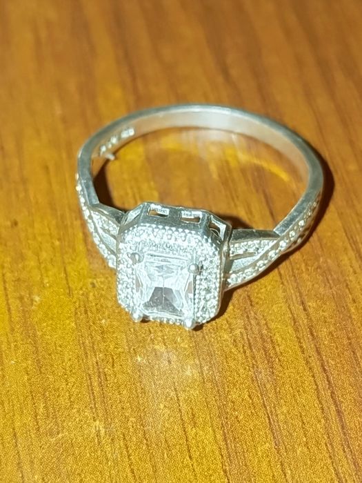 Продается серебряное кольцо