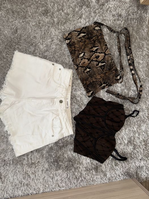 Бели къси гащи и корсет