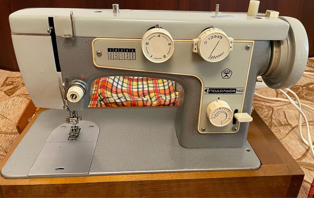 Masina de cusut Podolsk 142 electrica in valiza