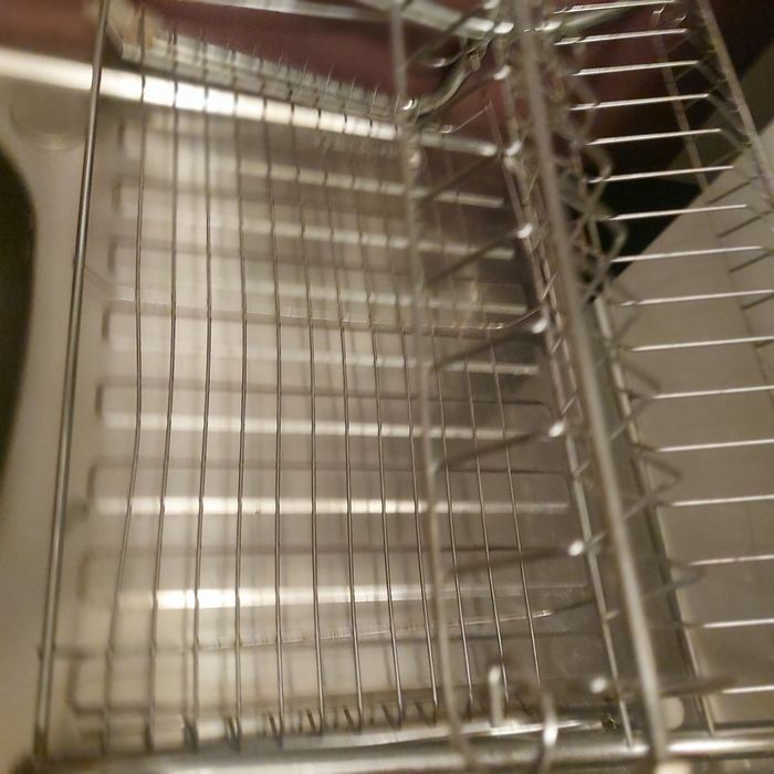 Vind suport din inox pentru vase. Are rugina la partea de dedesubt .