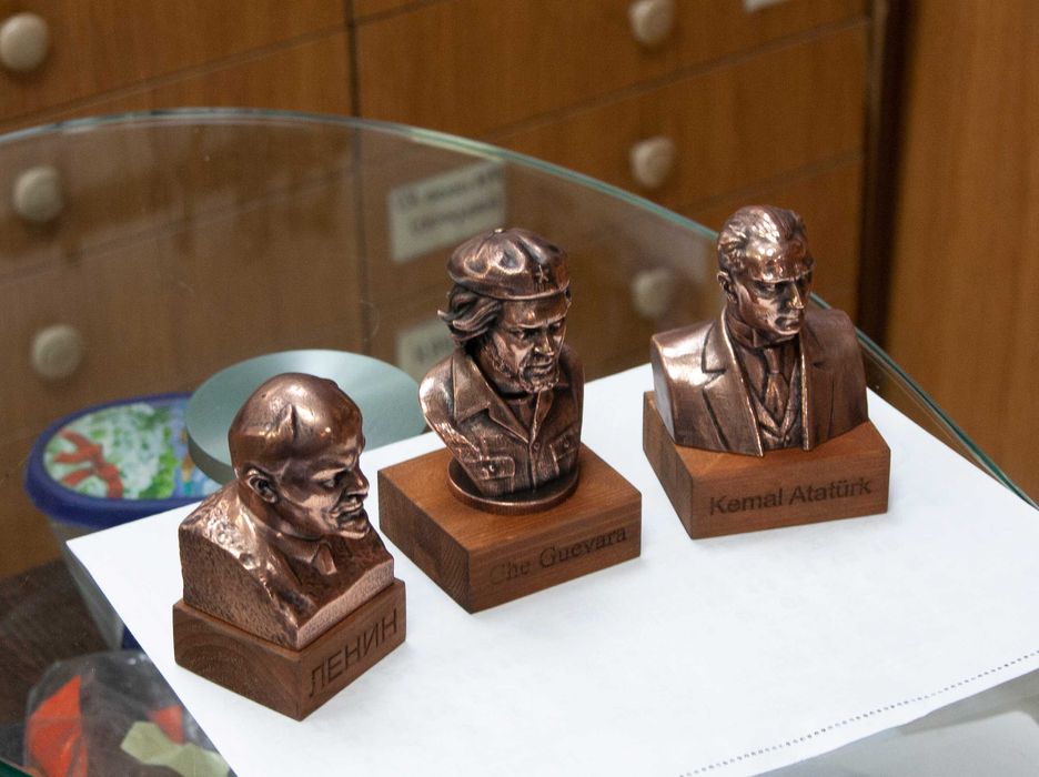 Бюстове на революционери-Ленин,Че Гевара,Атататюрк