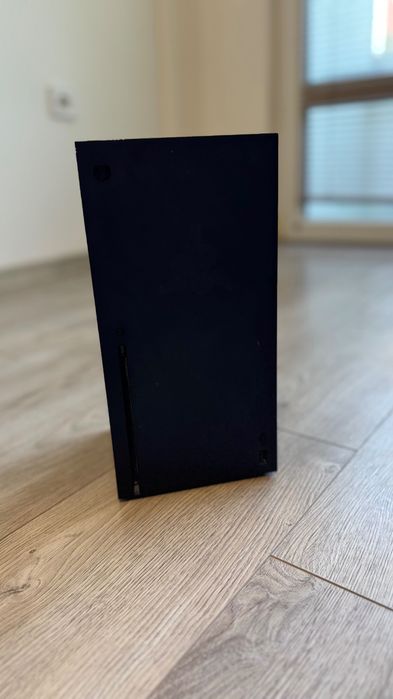 Xbox Series X 1TB | Перфектен комплект с 2 джойстика, докинг станция и 8 игри