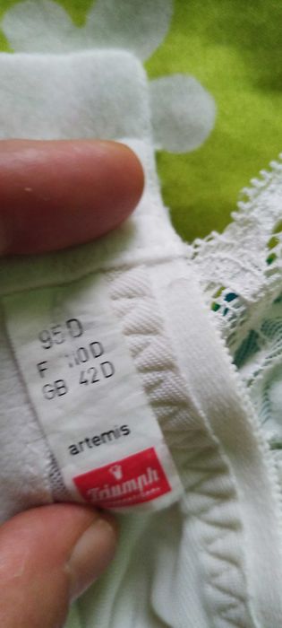 Sutien clasic cu dantela, alb cu barete late de: Triumph! Purtat 1data