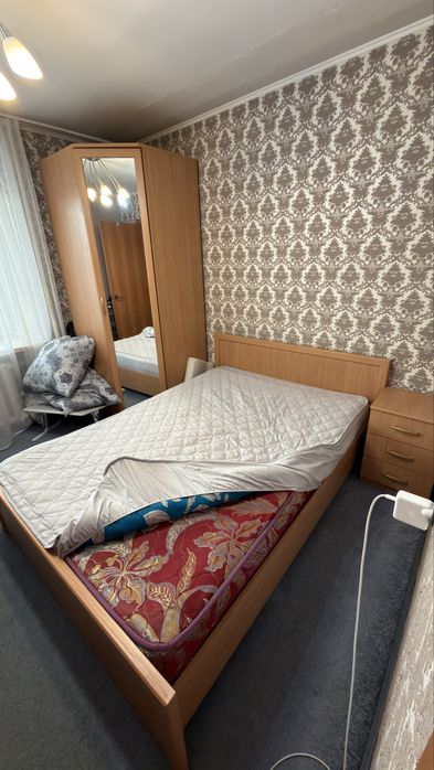 Кровать с прикроватной тумбой