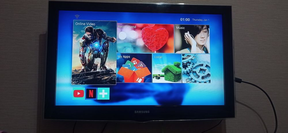 Продам телевизор Самсунг 30 дюйм с кронштейном