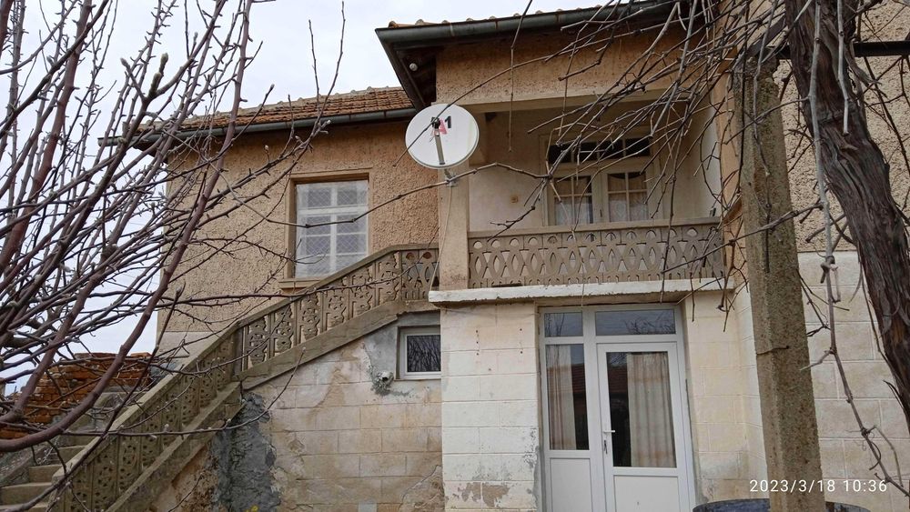 Продава се къща с двор, харман, градина и селскостопански постройки