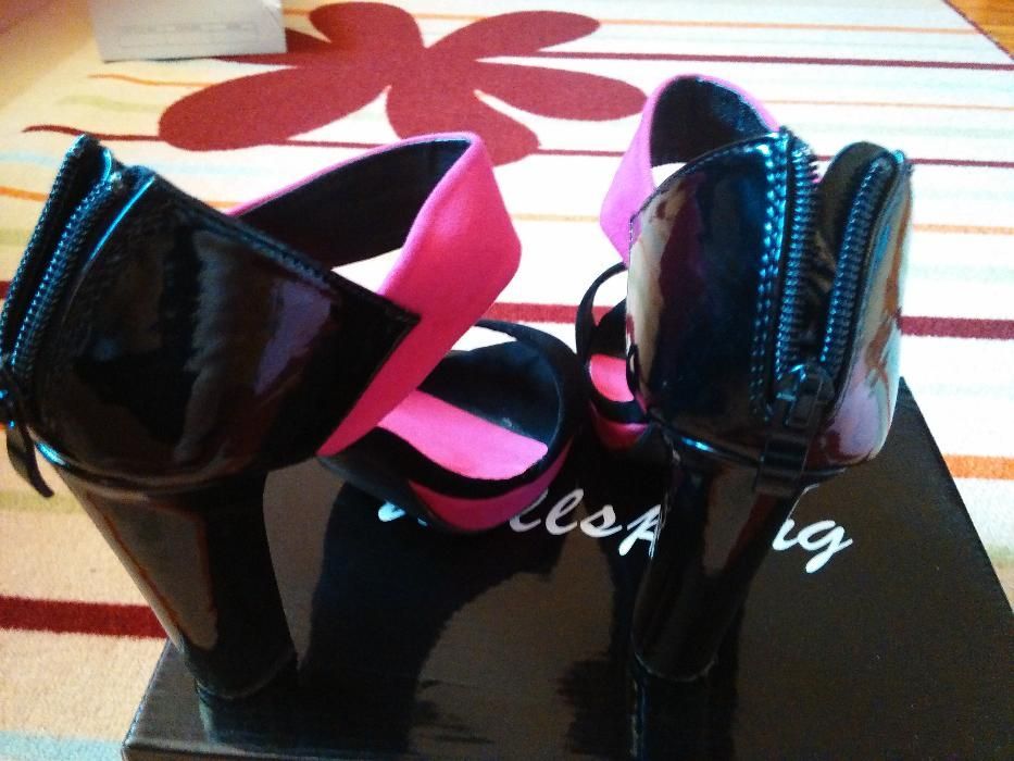 Велурени обувки на висок ток