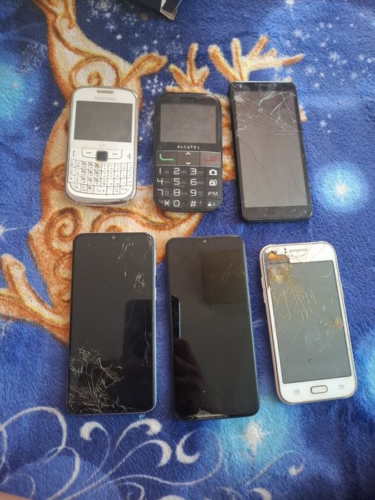 Telefoane stricate se vinde la prețul de 70 lei