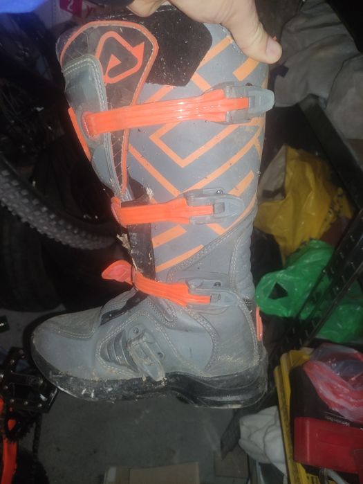 Каска с Ботуши Acerbic