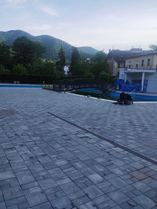 Echipa serioasa montam pavaj