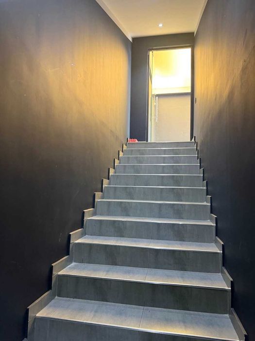 Аренда! Автосалон 6-этажное КОМ.ПОМЕЩЕНИЕ вдоль дороги, первая линия!