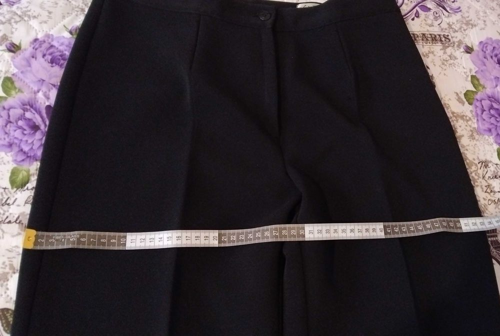 Продавам дамски черен панталон номер 52
