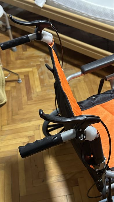 Scaun cu rotile pliabil pentru persoane cu handicap