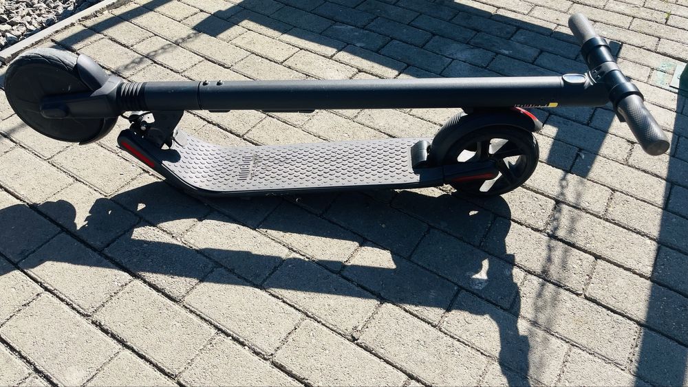 Продам электро самокат Ninebot kickscooter ES2
