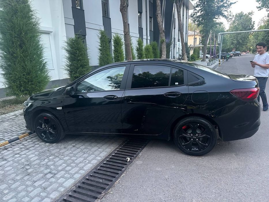 Avtomobil Onix Redline