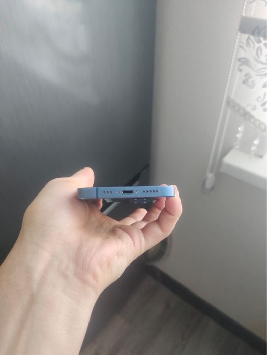 iPhone 13  свет синий