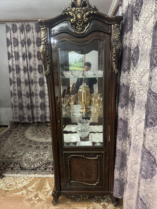 Шкаф витрина и стол со стульями