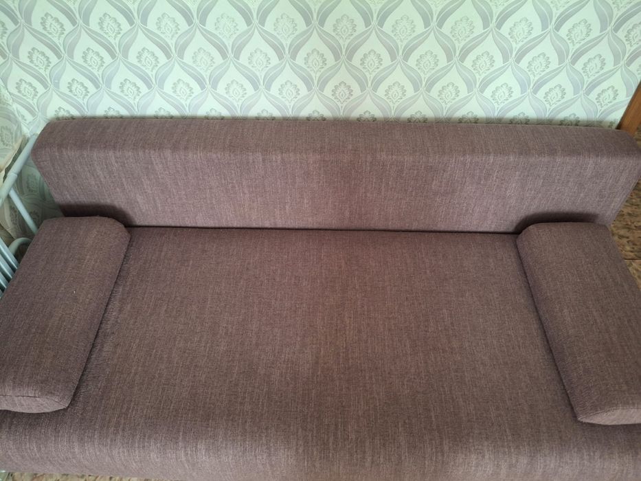 Коричневый диван