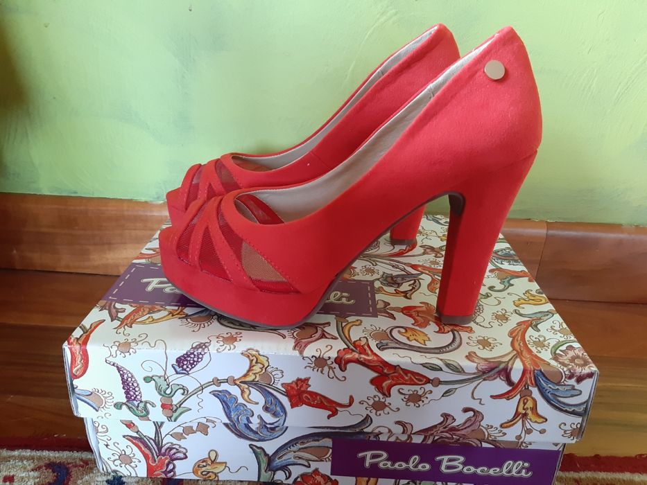 Червени отворени елегантни обувки