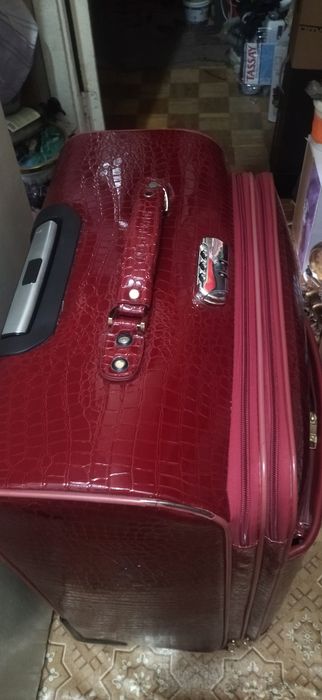 продам большой чемодан