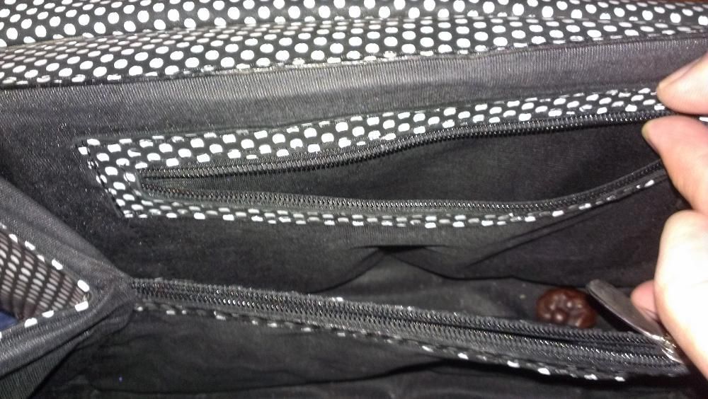 Дамска кожена чанта на черни и бели точки