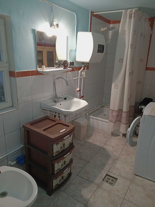 Închiriez ,la curte,spațiu de locuit , în Brăilița