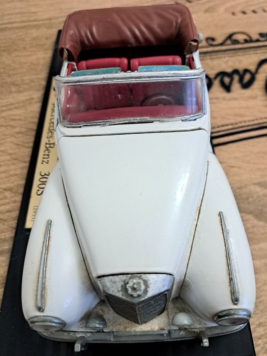 Machete masini Mercedes si Bugatti