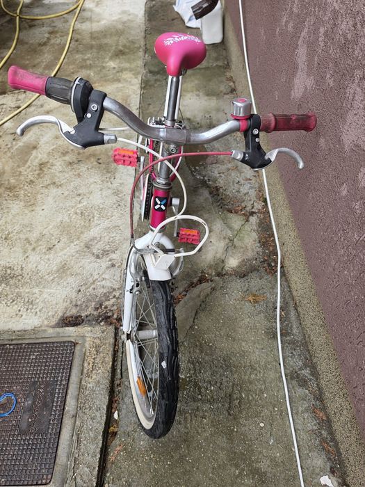 2 biciclete de copii fata si baiat aproape noi