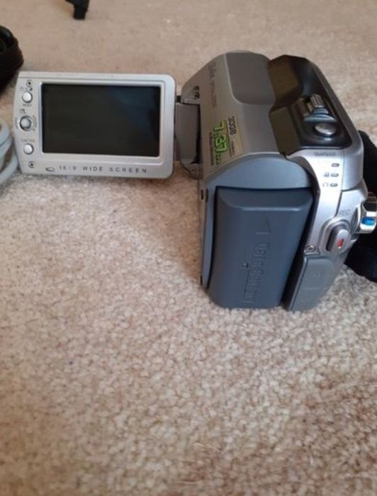 Vând camera video JVC