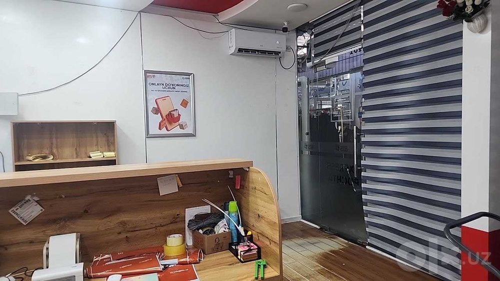 Чорсу кийим бозорида дукон сотилади.