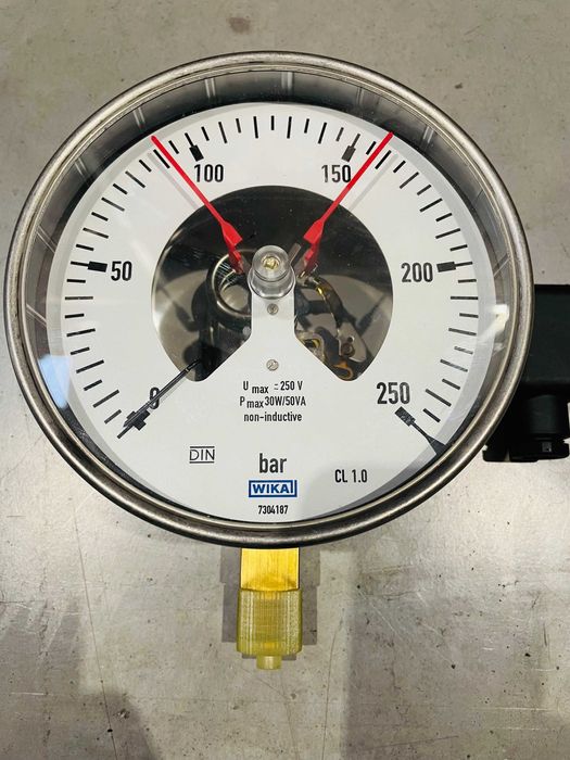 Manometru cu contacte Wika.