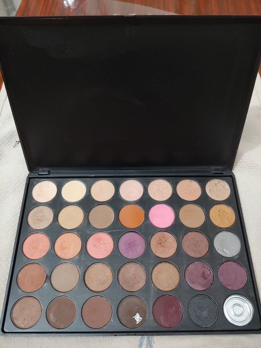 Продам палетку теней для глаз