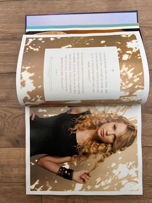 Taylor Swift Rise of an Icon - 21.5 x 27.9