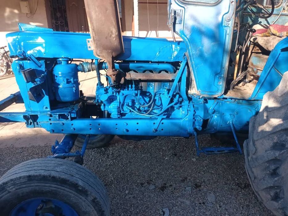 Трактор +прицепи конплект сотилади.