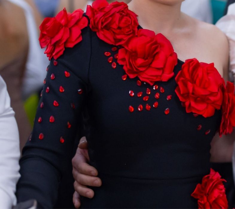 Rochie neagra cu trandafiri rosii si pietre