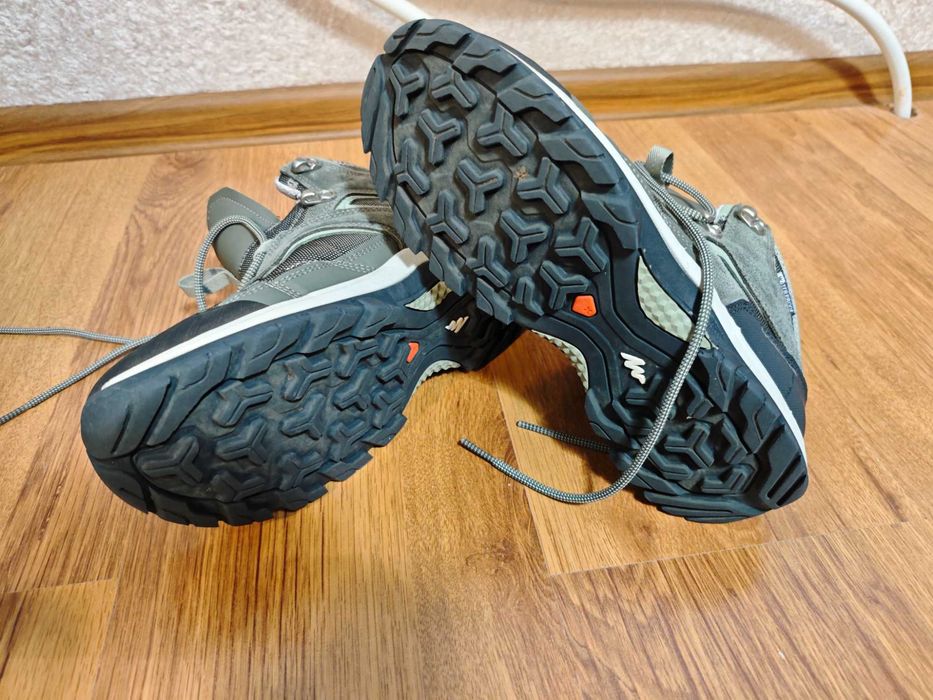 Дамски туристически обувки QUECHUA