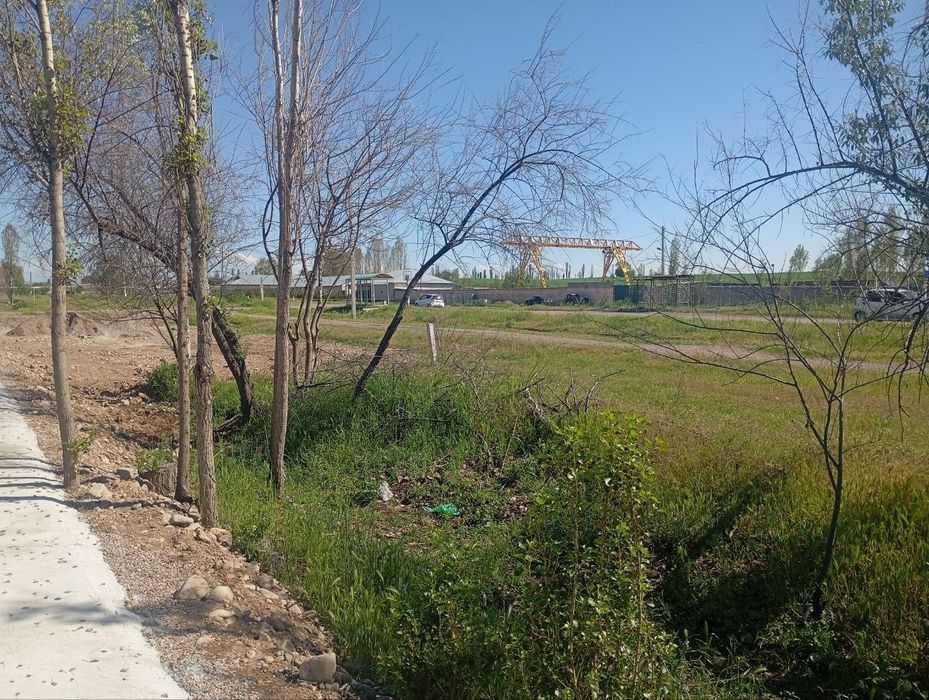 10 сотиг ер сотилади нежилой йул йокасида нурли заминда мактабни олдид