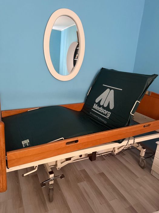 Pat medical electric cu saltea antiescară + 10 pachete scutece