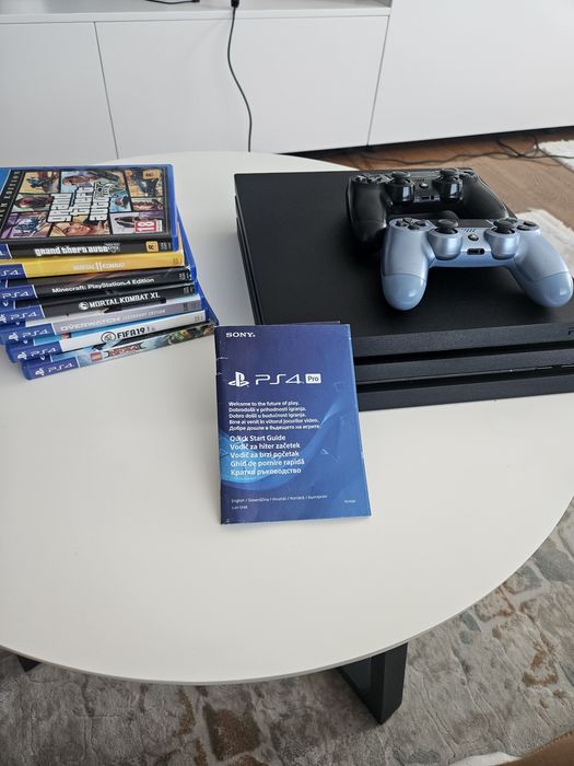 PlayStation 4 Pro 1TB + 2 Controllere Originale + 7 Jocuri