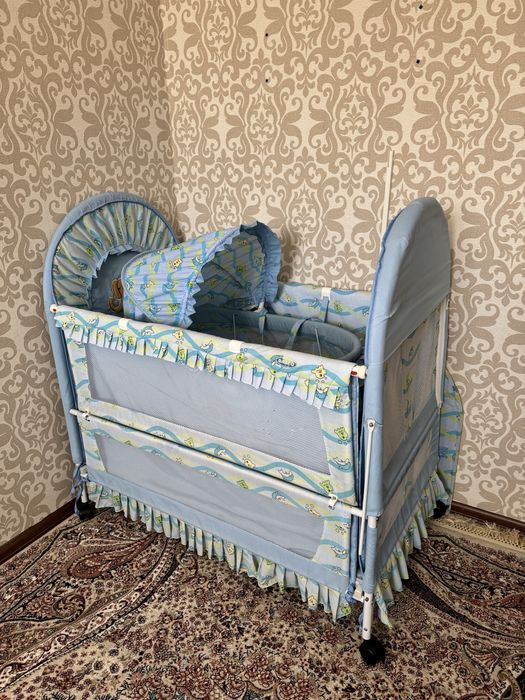 Детская кроватка с люлкой .