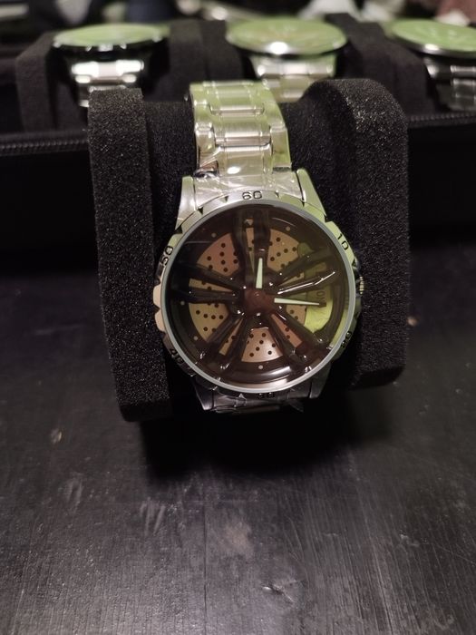 Часовник с джанта за автомобилни ентусиасти