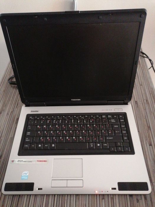 Лаптоп Toshiba + подарок мишка.