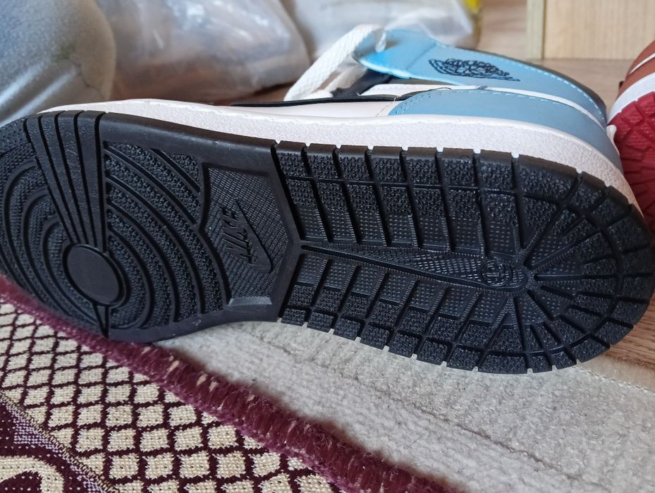 Продам кроссовки