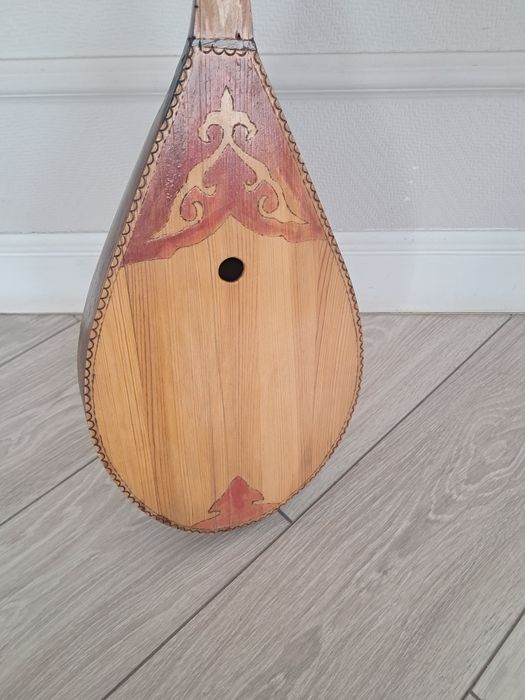 Домбру продам может кому нужно.