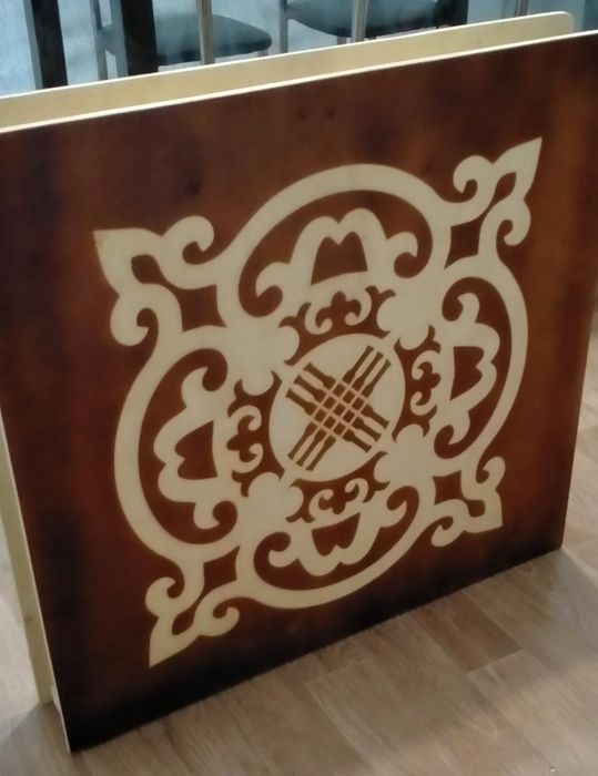 Стол деревянный , чемодан