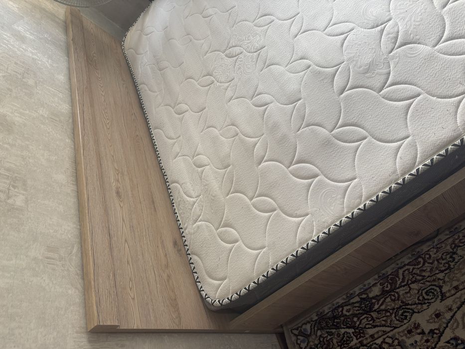 Двухспальный кроват с матросом